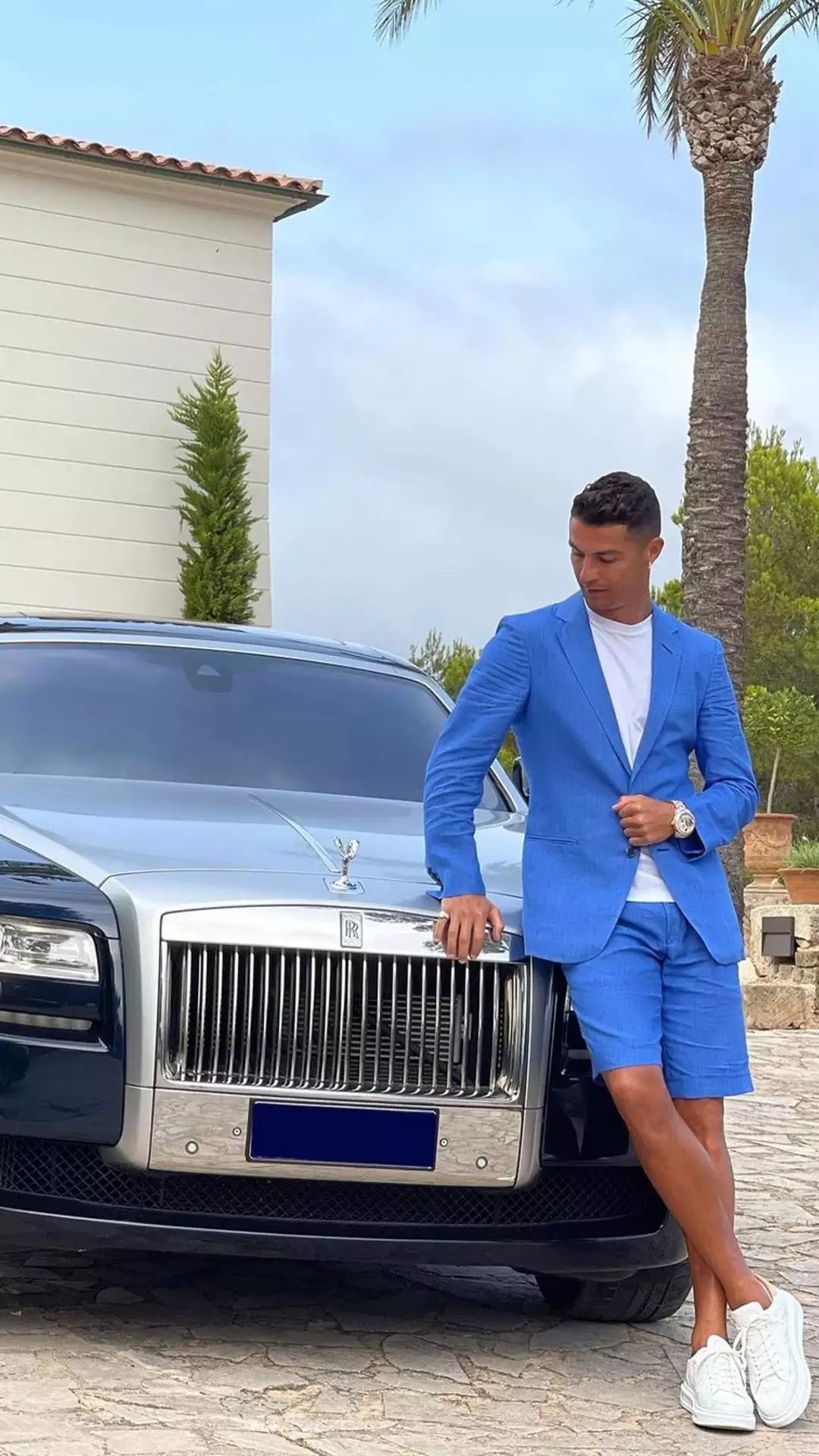 Rolls Royce Cullinan Cristiano Ronaldo has the only ultra luxury SUV Cullinan of Rolls Royce which is very beautiful to look at. Ronaldo bought this car soon after joining the Juventus Football Club.